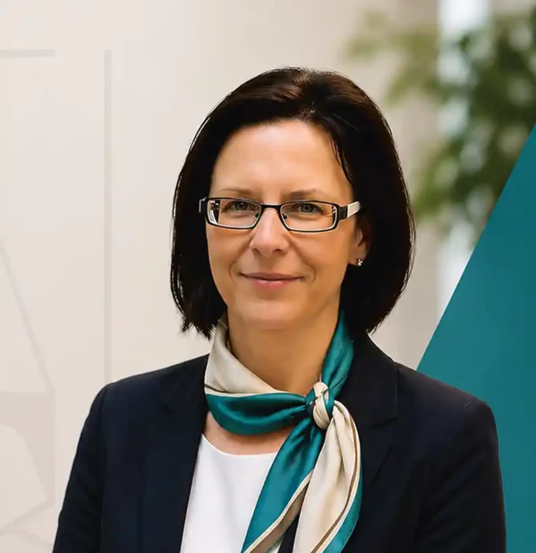 Portrait von Nina Mally im schwarzen Sakko mit Halstuch